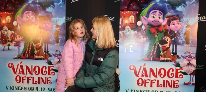 Rozkošné děti Lucie Šafářové se na premiéře filmu Vánoce offline schovávaly za maminku.