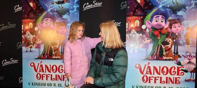 Rozkošné děti Lucie Šafářové se na premiéře filmu Vánoce offline schovávaly za maminku.