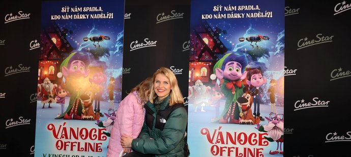 Rozkošné děti Lucie Šafářové se na premiéře filmu Vánoce offline schovávaly za maminku.