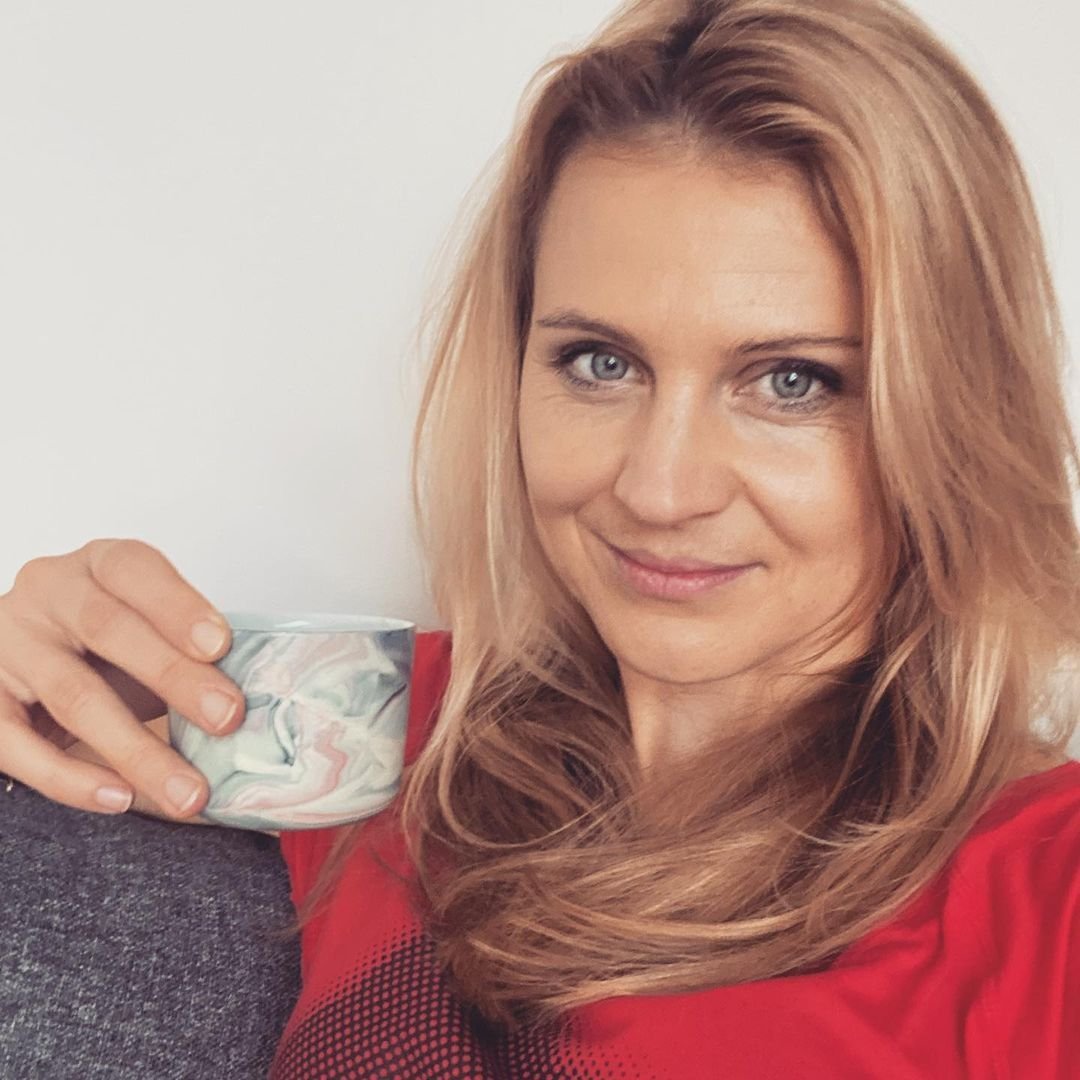 Lucie Šafářová při relaxu u kávy