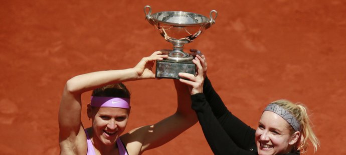 Lucie Šafářová s Bethanií Mattekovou s vítězným pohárem