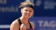 Tenistka Lucie Šafářová v akci na Prague Open