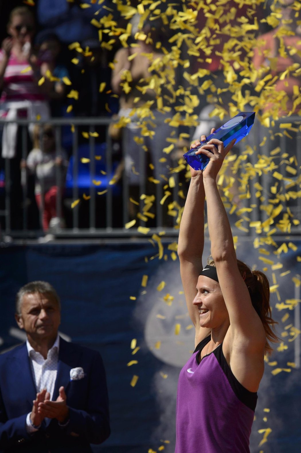 Tenistka Lucie Šafářová porazila ve finále turnaje Prague Open Australanku Samanthu Stosurovou 3:6, 6:1, 6:4 a získala svůj sedmý titul na okruhu WTA