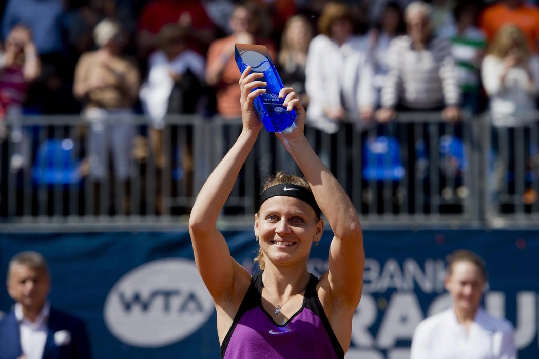 Tenistka Lucie Šafářová porazila ve finále turnaje Prague Open Australanku Samanthu Stosurovou 3:6, 6:1, 6:4 a získala svůj sedmý titul na okruhu WTA