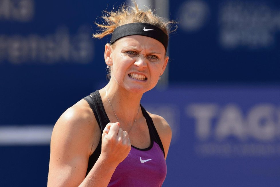 Tenistka Lucie Šafářová v akci na Prague Open