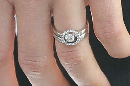 Snubní prsten Lucie vzorně nosí. Na výběr správných prstýnků měli kvůli covidu dost času.