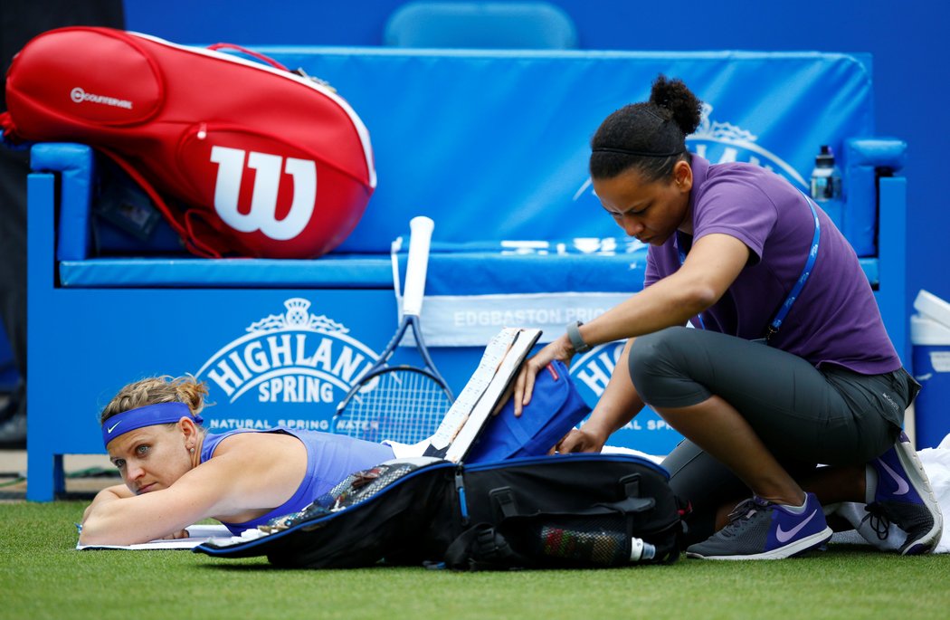 Česká tenistka Lucie Šafářová se nechává ošetřovat