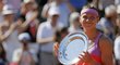 Lucie Šafářová s trofejí za finálovou účast na French Open