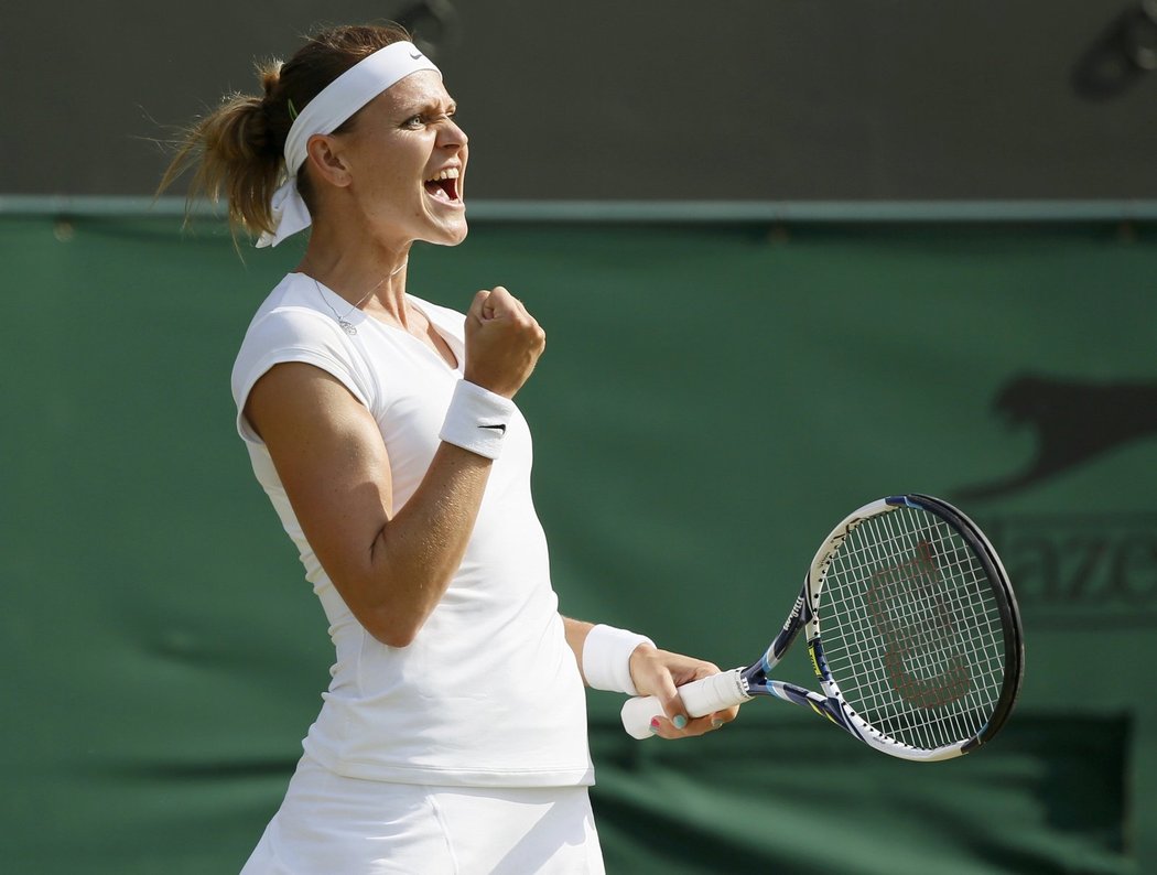 Lucie Šafářová slaví postup do osmifinále Wimbledonu