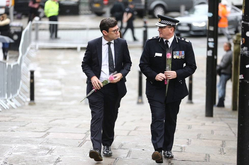 Pohřbu se účastnil i starosta Manchesteru Andy Burnham a šéf policie konstábl Ian Hopkins.