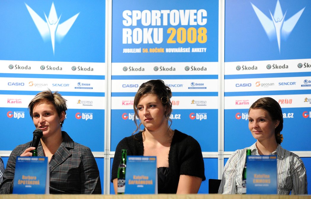 Kateřina Šafránková v roce 2008 ještě jako juniorka po boku slavných českých sportovkyň Barbory Špotákové (vlevo) a Kateřiny Emmons.