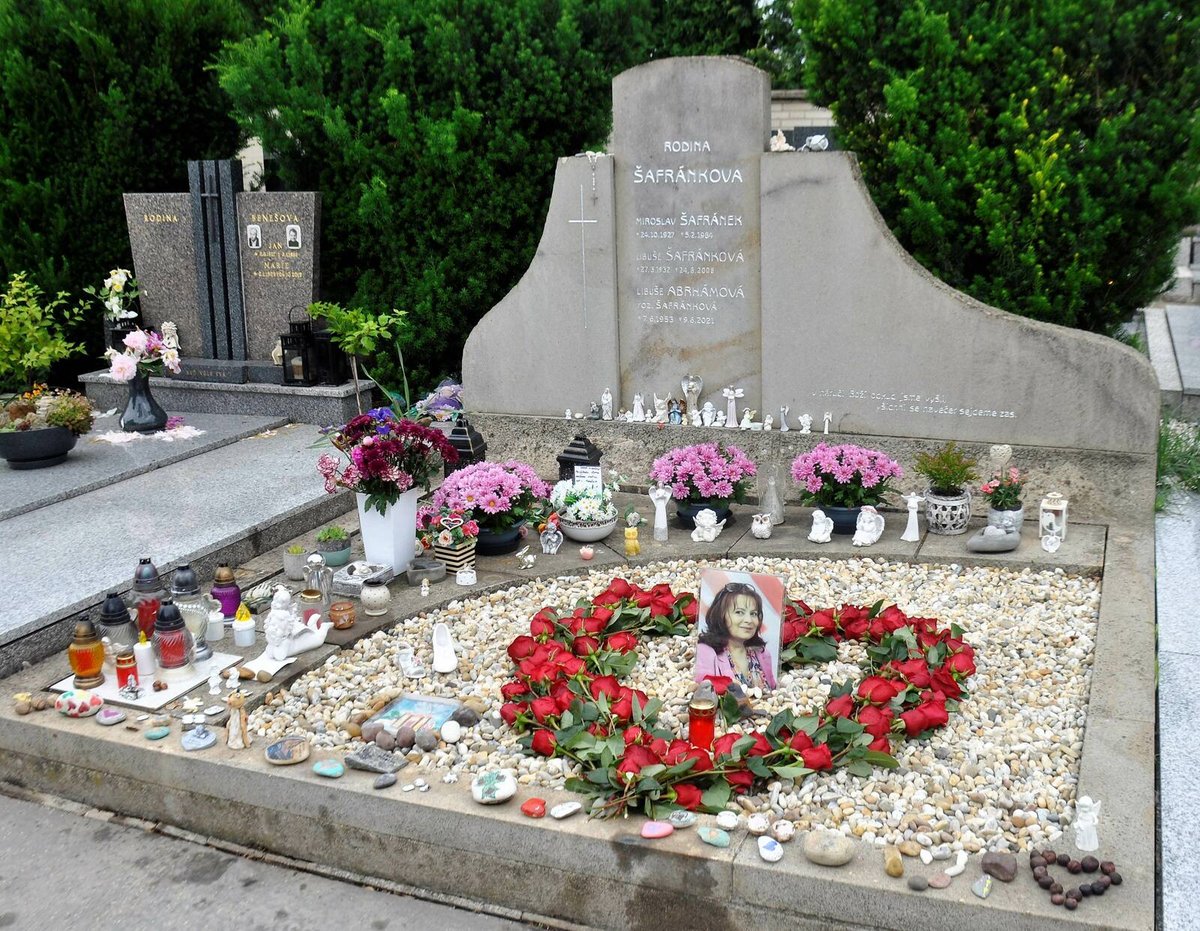 Hrob Libušky Šafránkové rok po její náhlé smrti.