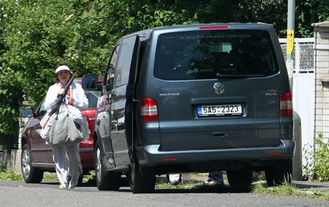 Kvůli hrozícím bouřkám se »Popelka« na natáčení raději důkladně oblékla