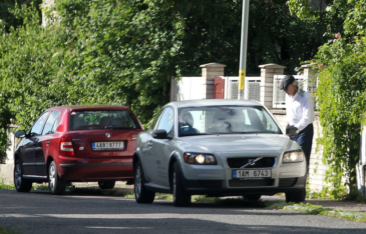 Abrahám před domem na Spořilově parkuje bílé Volvo C30. Že by jeho tajný dárek pro ženu?!