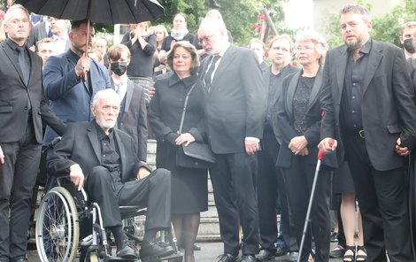 Poslední rozloučení s Libuškou Šafránkovou - truchlící rodina