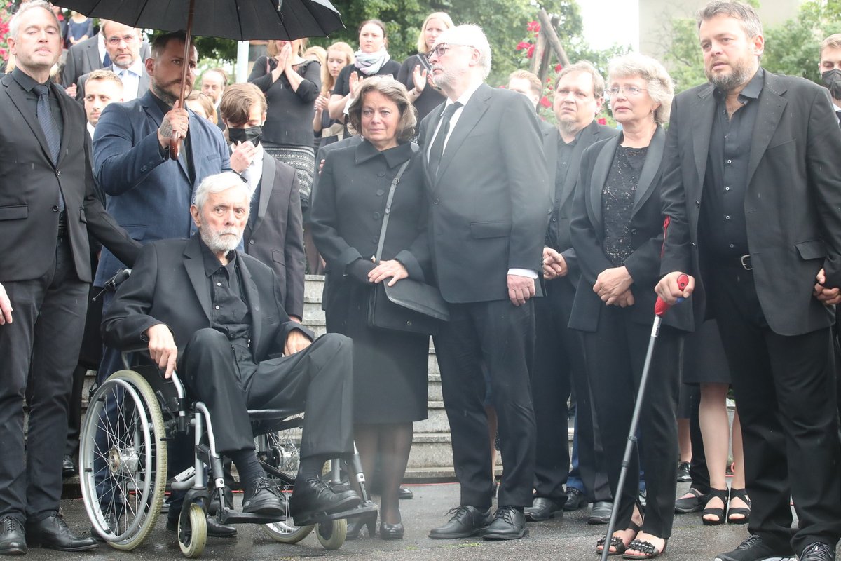 Poslední rozloučení s Libuškou Šafránkovou - truchlící rodina