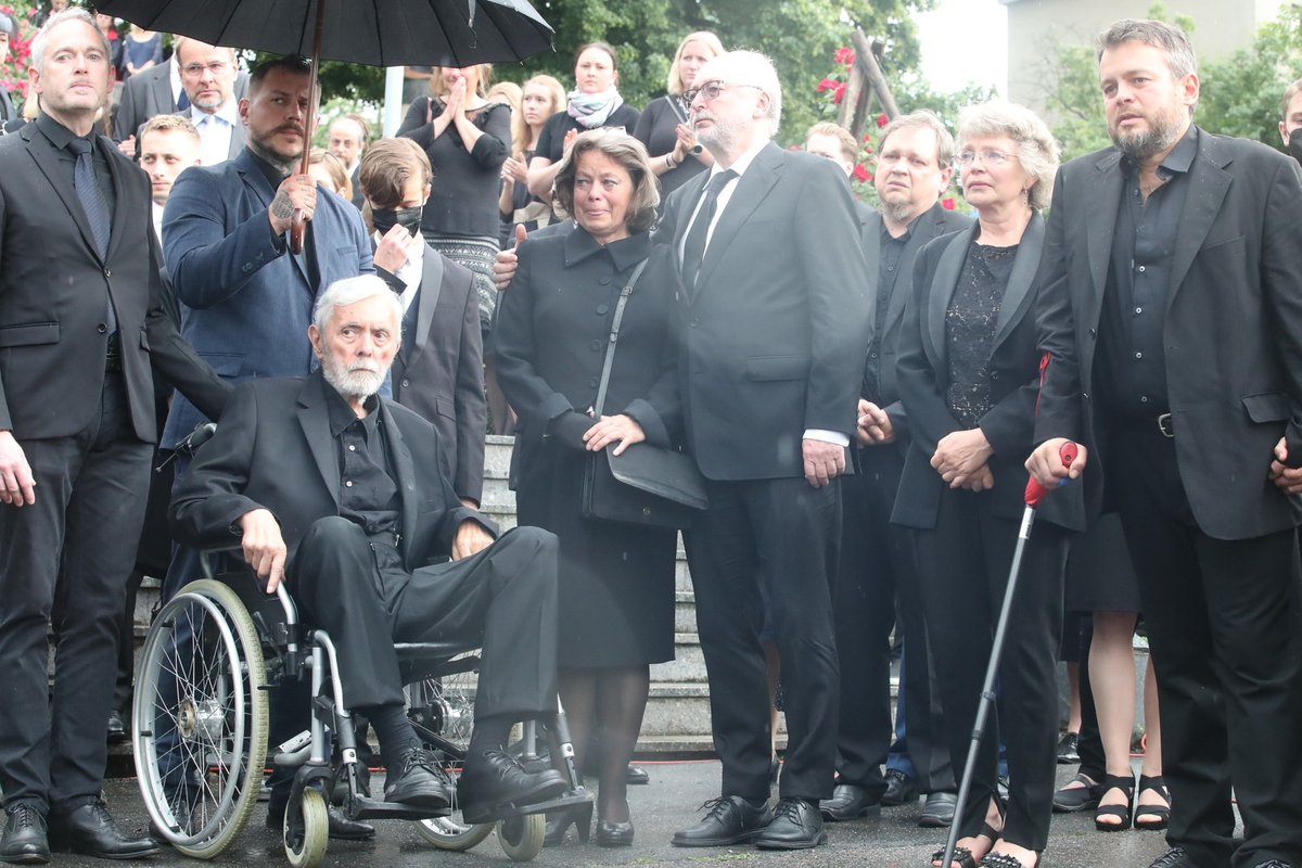 Poslední rozloučení s Libuškou Šafránkovou - truchlící rodina