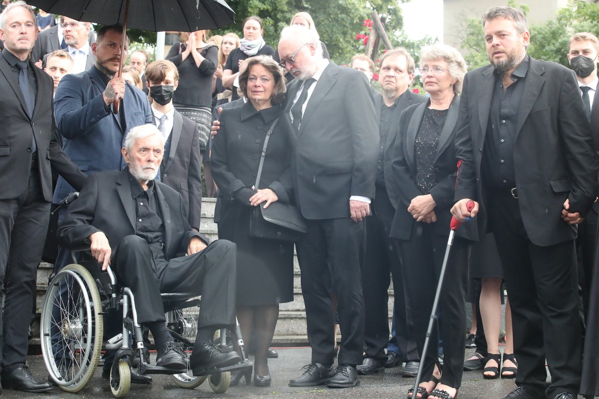 Poslední rozloučení s Libuškou Šafránkovou - truchlící rodina