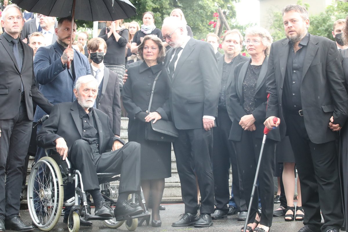 Poslední rozloučení s Libuškou Šafránkovou - truchlící rodina