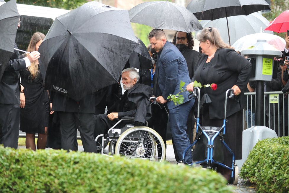 Poslední rozloučení s Libuškou Šafránkovou - vdovec Josef Abrhám