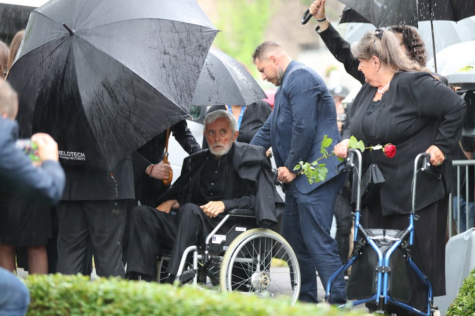 Poslední rozloučení s Libuškou Šafránkovou - vdovec Josef Abrhám