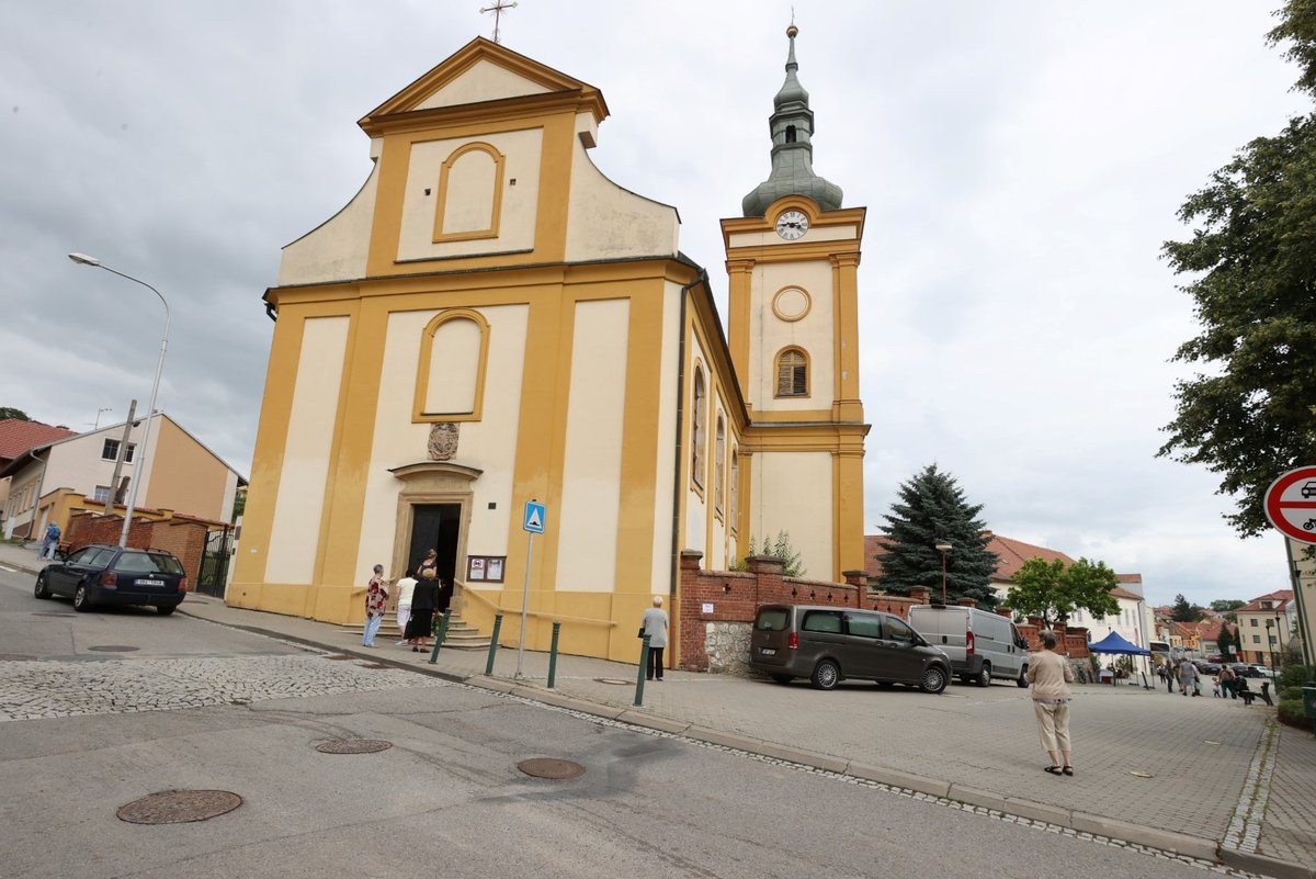 Lidé se naposledy přichází rozloučit s oblíbenou herečkou.