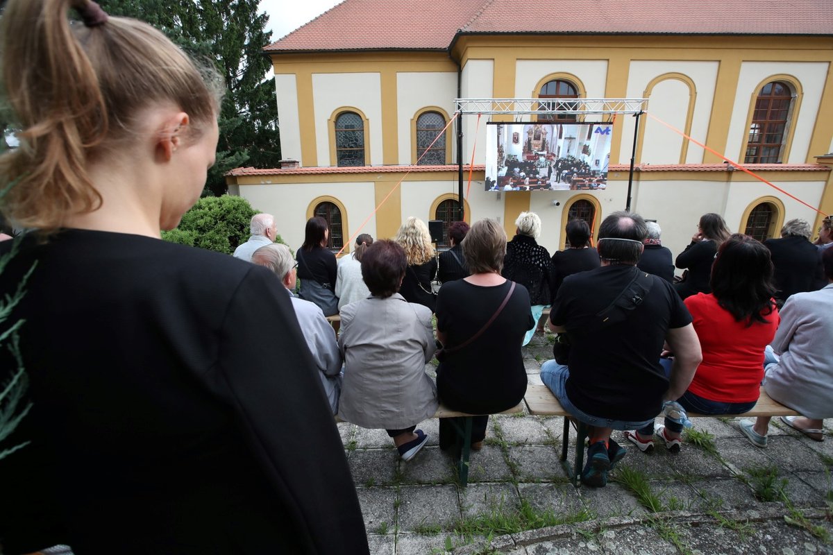 S oblíbenou herečkou se přišly rozloučit davy lidí.