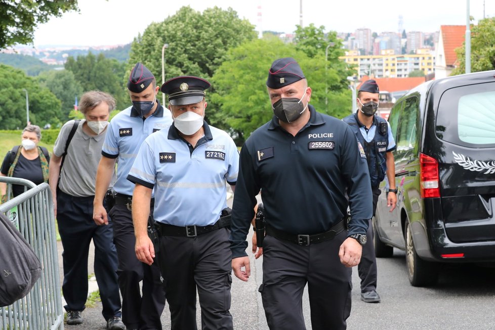 I přes nepřízeň počasí se přicházejí lidé rozloučit s milovanou herečkou.