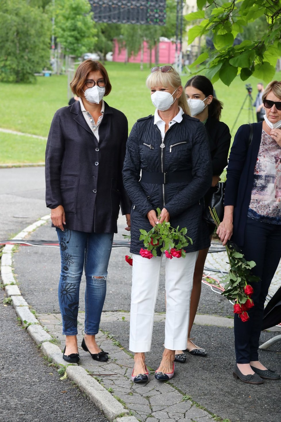 I přes nepřízeň počasí se přicházejí lidé rozloučit s milovanou herečkou.