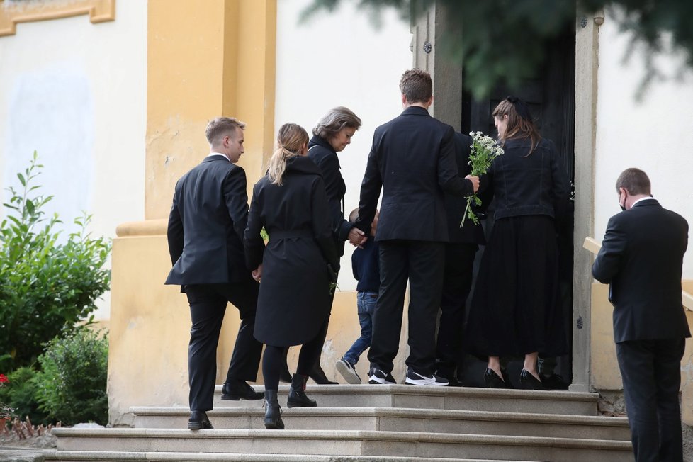 S oblíbenou herečkou se přicházejí rozloučit davy lidí.