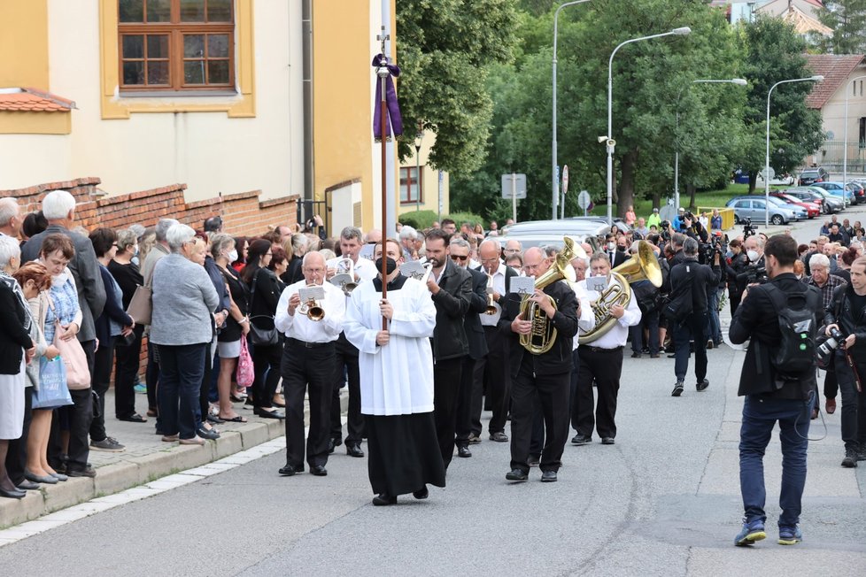 Smuteční průvod se vydal na hřbitov.