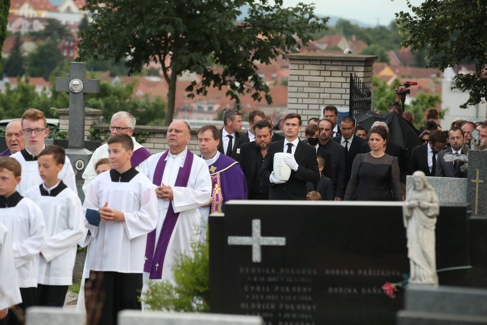 S oblíbenou herečkou se přišly rozloučit davy lidí.