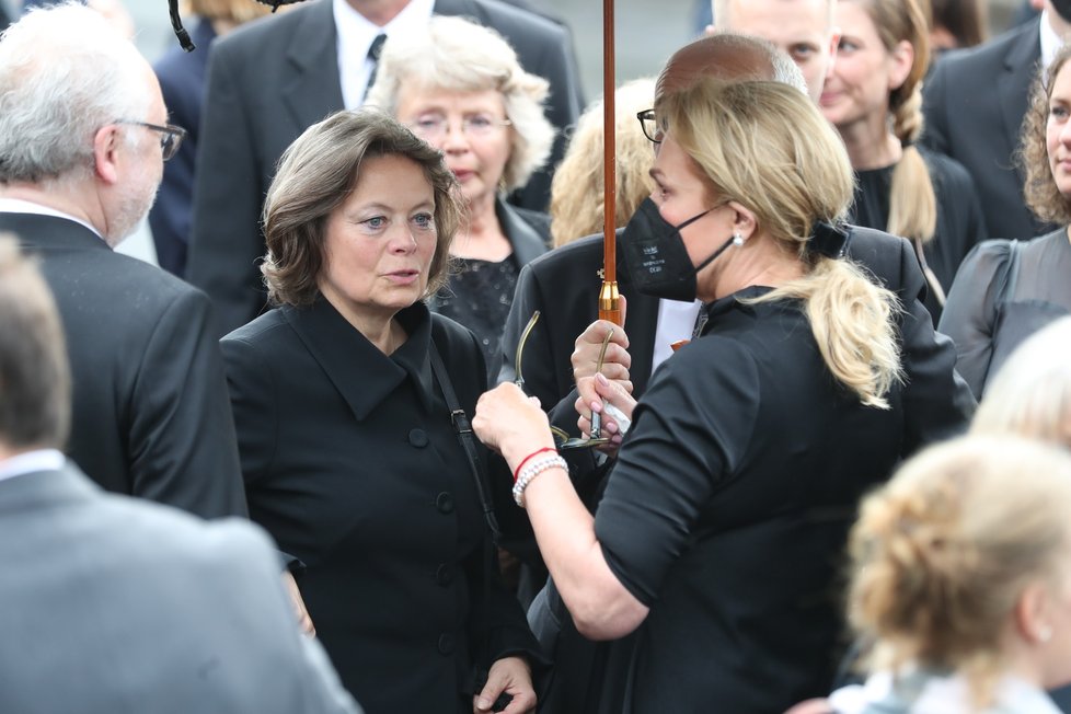 Miroslava Šafránková na červnovém pohřbu své sestry Libuše.