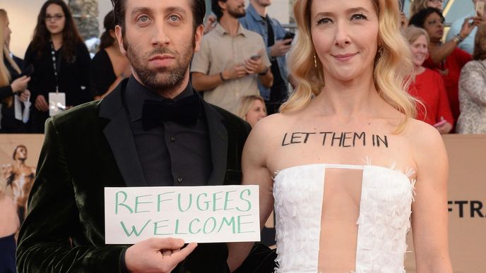 Předávání cen SAG: Simon Helberg známý ze seriálu Teorie velkého třesku protestoval už na červeném koberci spolu s manželkou