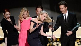 Naomi Watts zakopla o šaty Emmy Stone