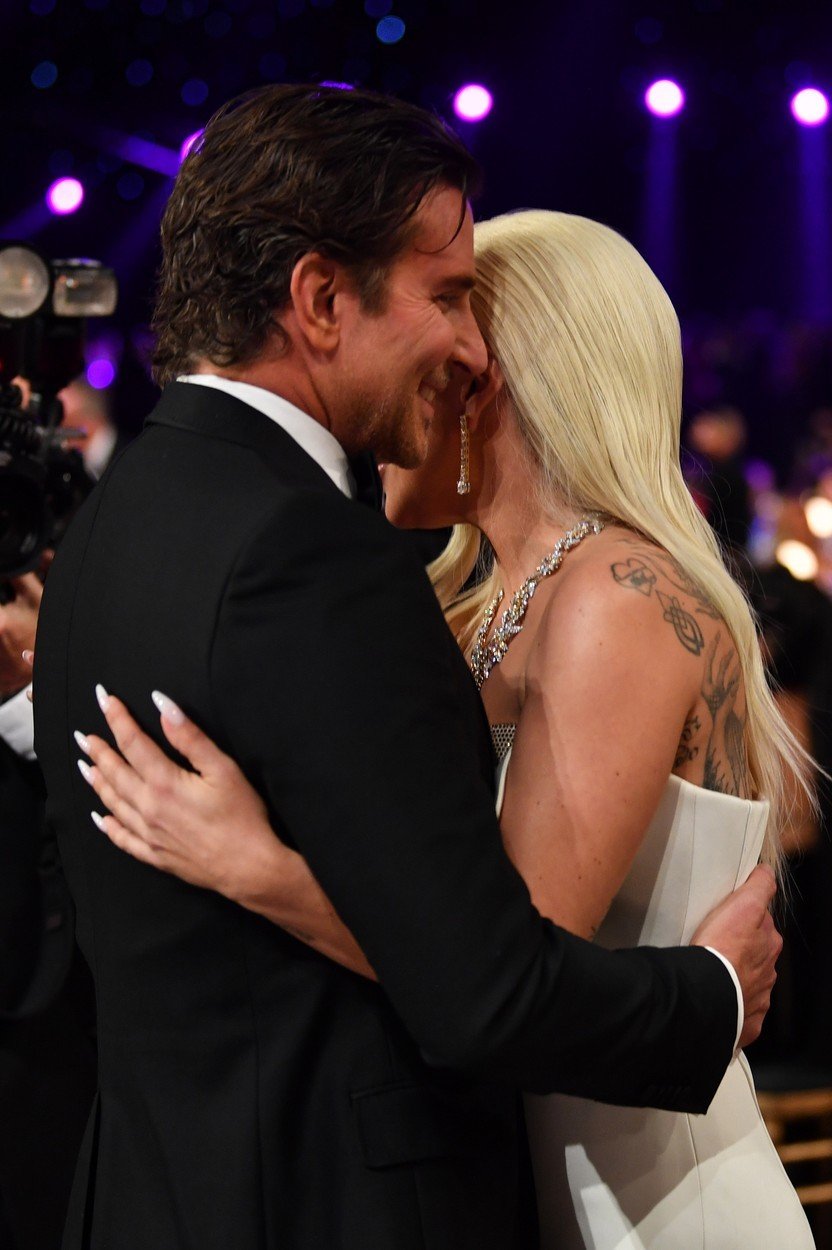 Celebrity na cenách SAG: Lady Gaga a Bradley Cooper si špitali do ouška