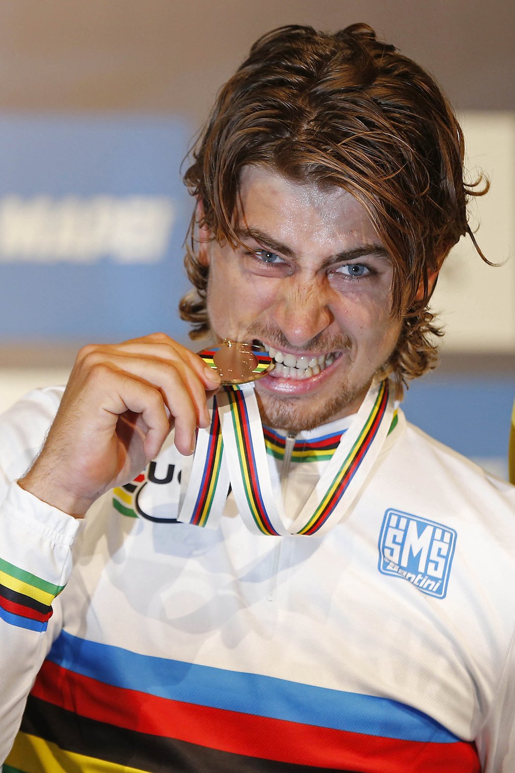 Slovenský cyklista Peter Sagan s medailí pro mistra světa silniční cyklistiky