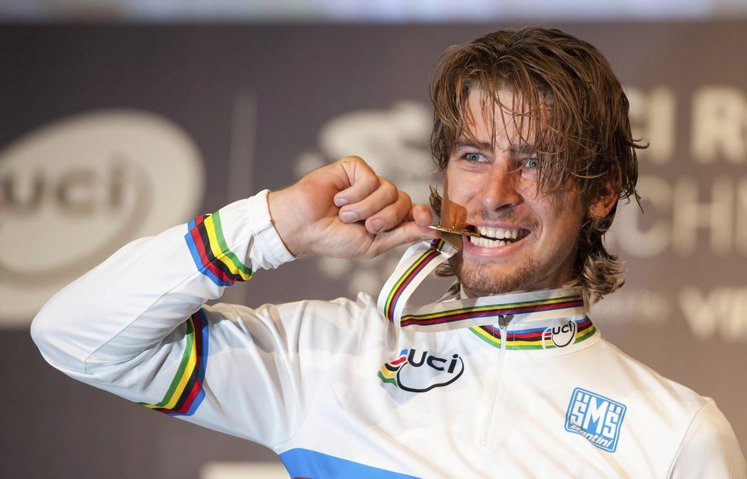 Slovenský cyklista Peter Sagan s medailí pro mistra světa silniční cyklistiky