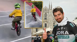 Hrdý taťka Sagan. Jeho tříletý syn dělá na kole psí kusy. Schody? Žádný problém!