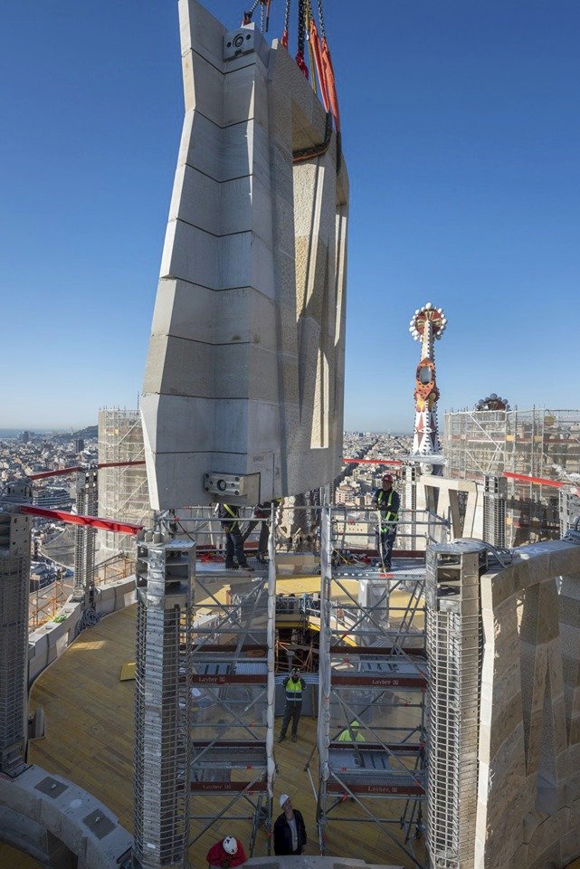 Barcelonská katedrála Sagrada Familia (Svatá rodina), která je jednou z nejnavštěvovanějších španělských památek, se staví už 137 let.