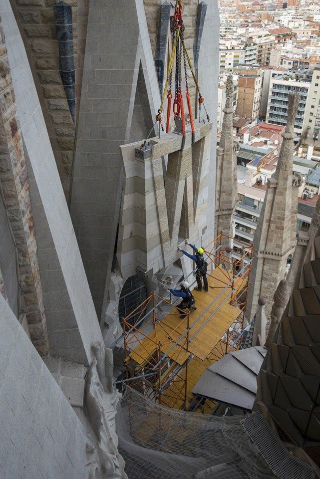 Barcelonská katedrála Sagrada Familia (Svatá rodina), která je jednou z nejnavštěvovanějších španělských památek, se staví už 137 let.