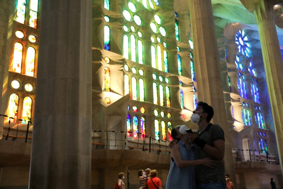 Ve Španělsku se znovu otevřela barcelonská bazilika Sagrada Familia. Jako první ji navštívili zdravotničtí pracovníci, policisté a zaměstnanci nevládních organizací se svými rodinami. (4. 7. 2020)