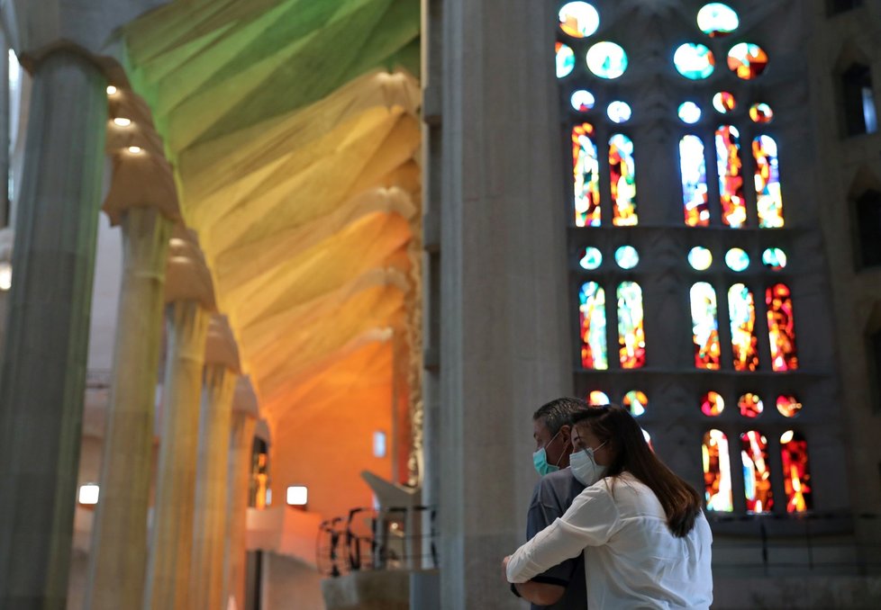 Ve Španělsku se znovu otevřela barcelonská bazilika Sagrada Familia. Jako první ji navštívili zdravotničtí pracovníci, policisté a zaměstnanci nevládních organizací se svými rodinami. (4. 7. 2020)