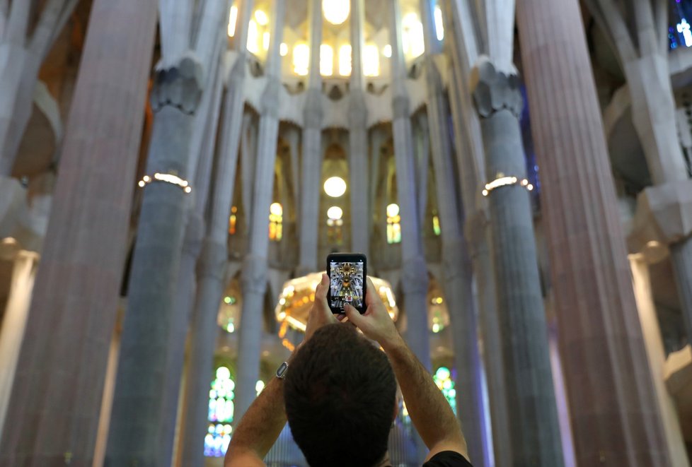 Ve Španělsku se znovu otevřela barcelonská bazilika Sagrada Familia. Jako první ji navštívili zdravotničtí pracovníci, policisté a zaměstnanci nevládních organizací se svými rodinami. (4. 7. 2020)