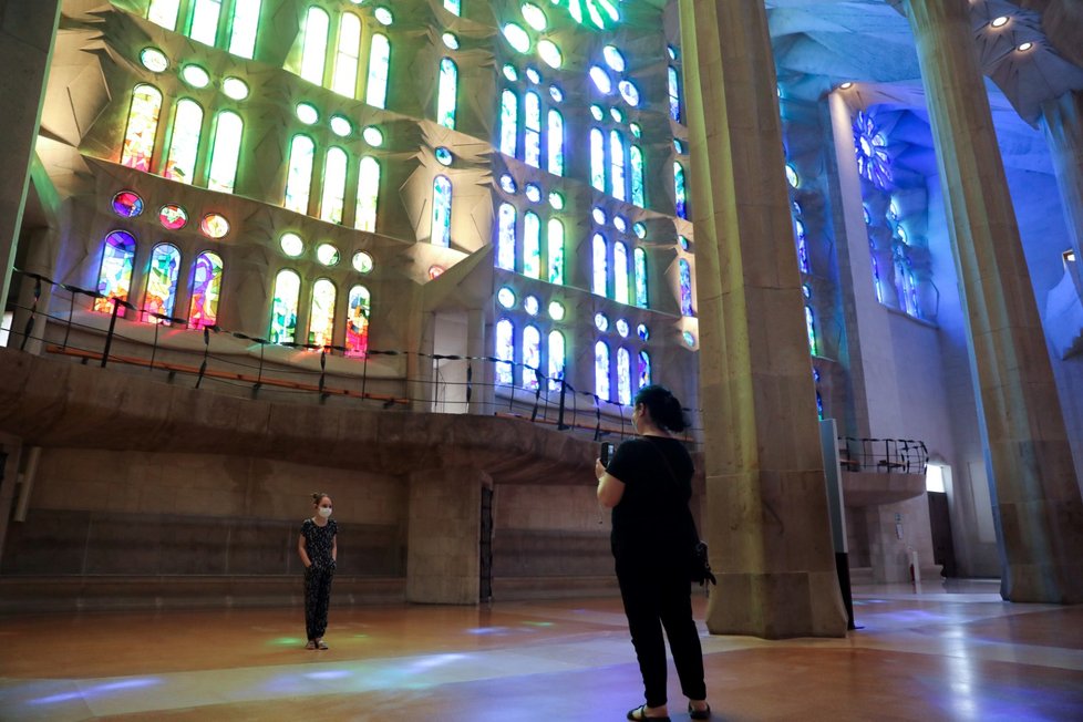 Ve Španělsku se znovu otevřela barcelonská bazilika Sagrada Familia. Jako první ji navštívili zdravotničtí pracovníci, policisté a zaměstnanci nevládních organizací se svými rodinami. (4. 7. 2020)