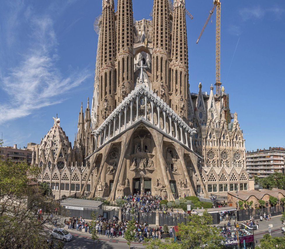 Barcelonská katedrála Sagrada Familia (Svatá rodina), která je jednou z nejnavštěvovanějších španělských památek, se staví už 137 let.