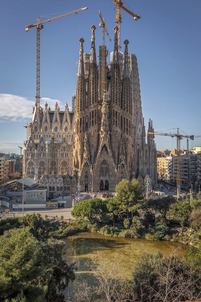 Barcelonská katedrála Sagrada Familia (Svatá rodina), která je jednou z nejnavštěvovanějších španělských památek, se staví už 137 let.