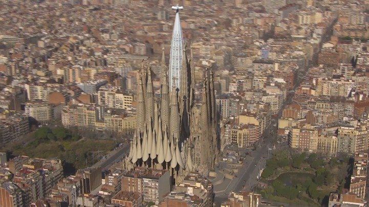 Vizualizace konečné podoby katedrály Sagrada Família po dokončení v roce 2026