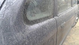 Žlutý povlak ulpí na autech kvůli písku ze Sahary