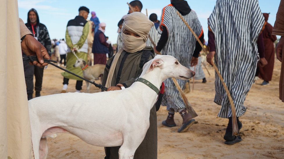 Na poušti se práší a tradiční šátek se hodí i těm nejmenším.